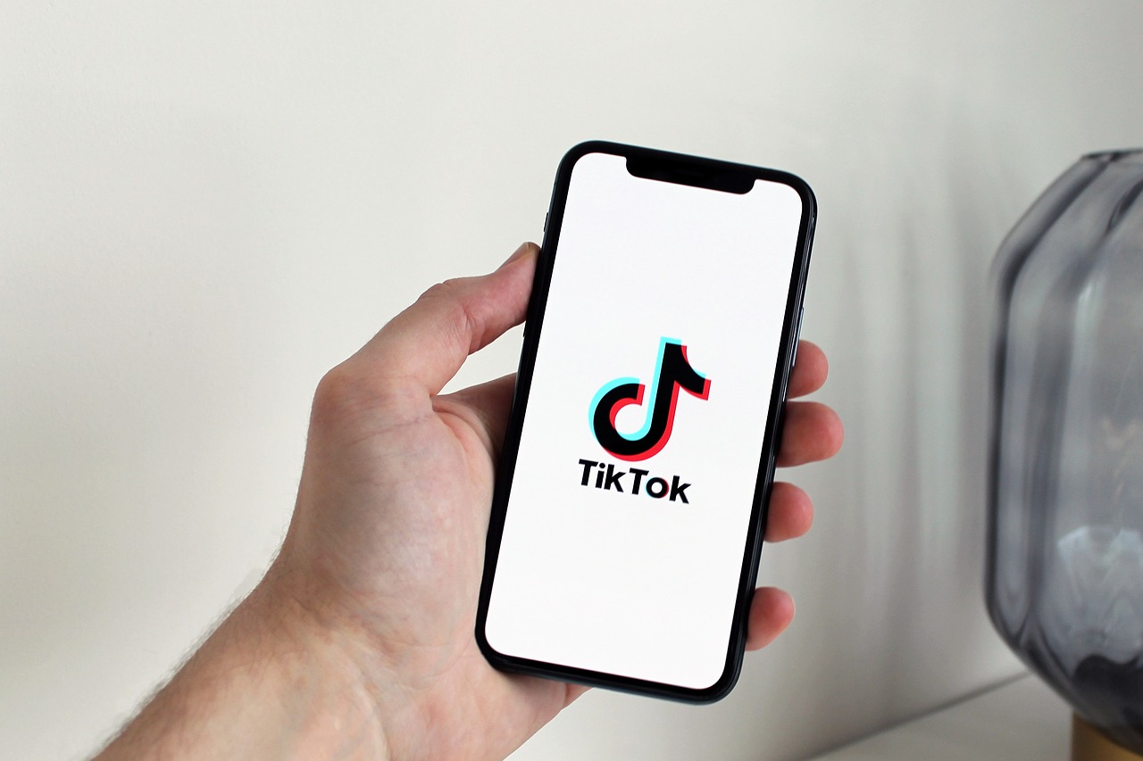 Tiktok. Celular con logo. 