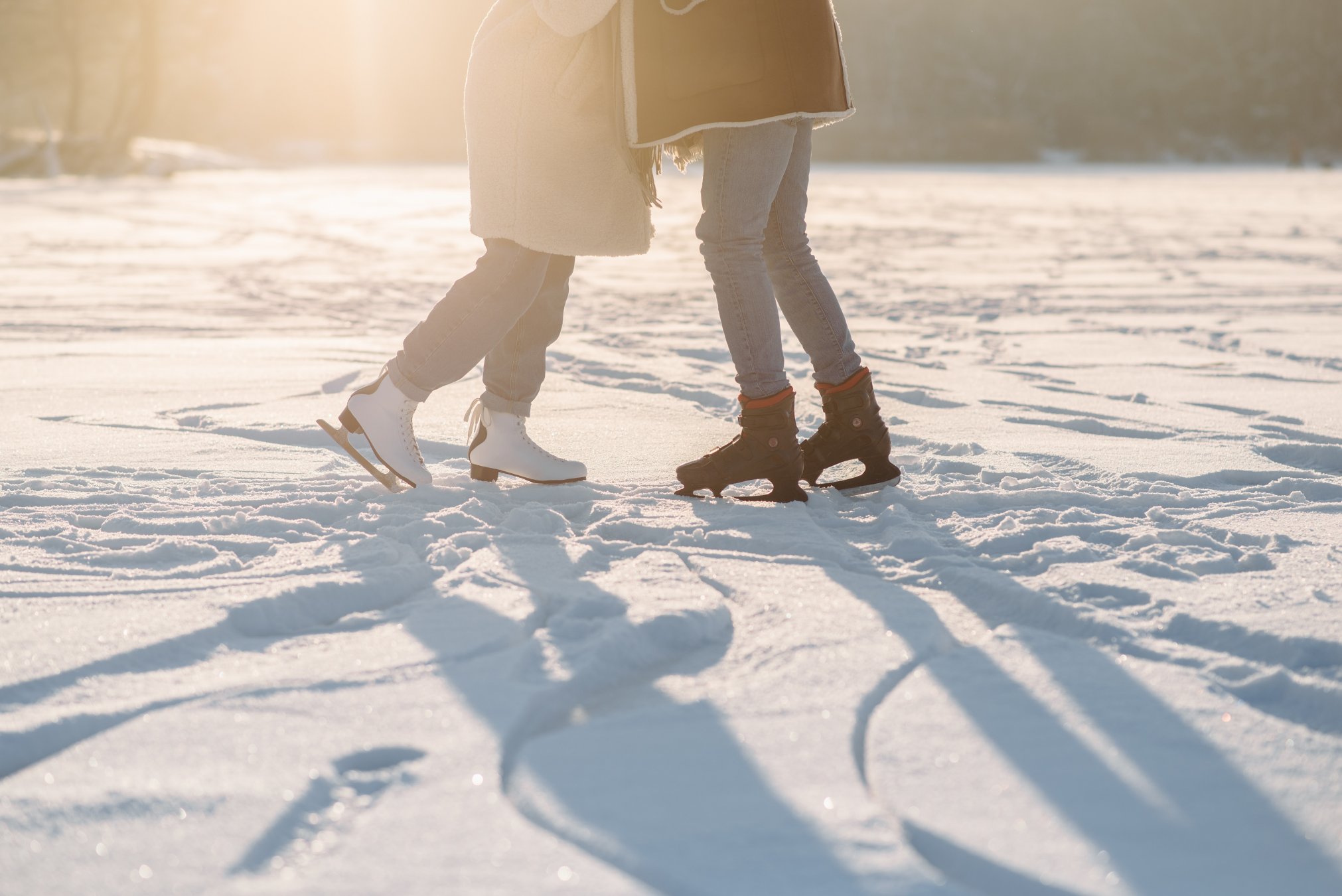 Invierno. Rodillas de personas. 