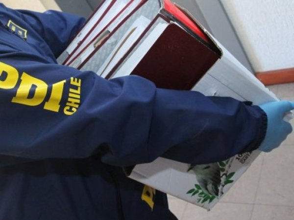 PDI llevando documentos.