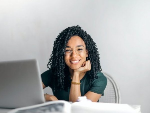 Frases motivadoras. Chica feliz.