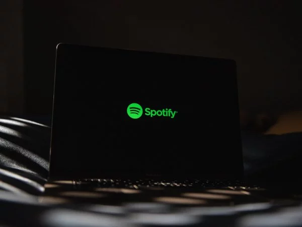 Computador con Spotify