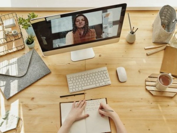 Preply. Clase online. Persona aprendiendo idiomas