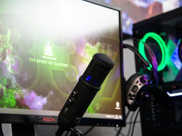 Computador con micrófono. Twitch cómo transmitir