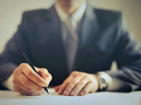 Sernac. Persona firmando un contrato.