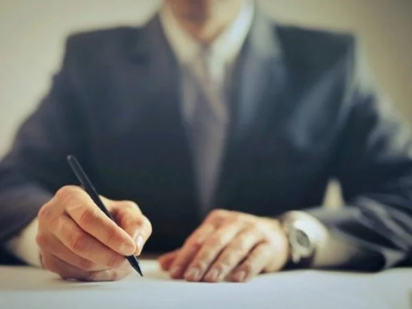 Sernac. Persona firmando un contrato.