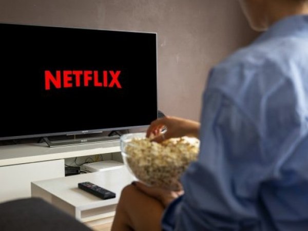Netflix. Espectador viendo Netflix.
