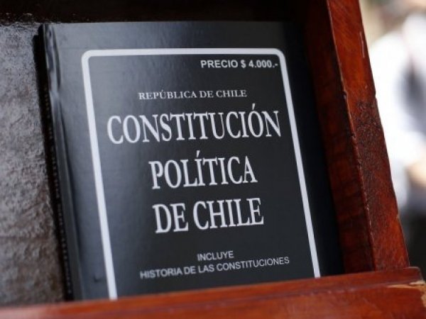 Constitución. Libro físico.