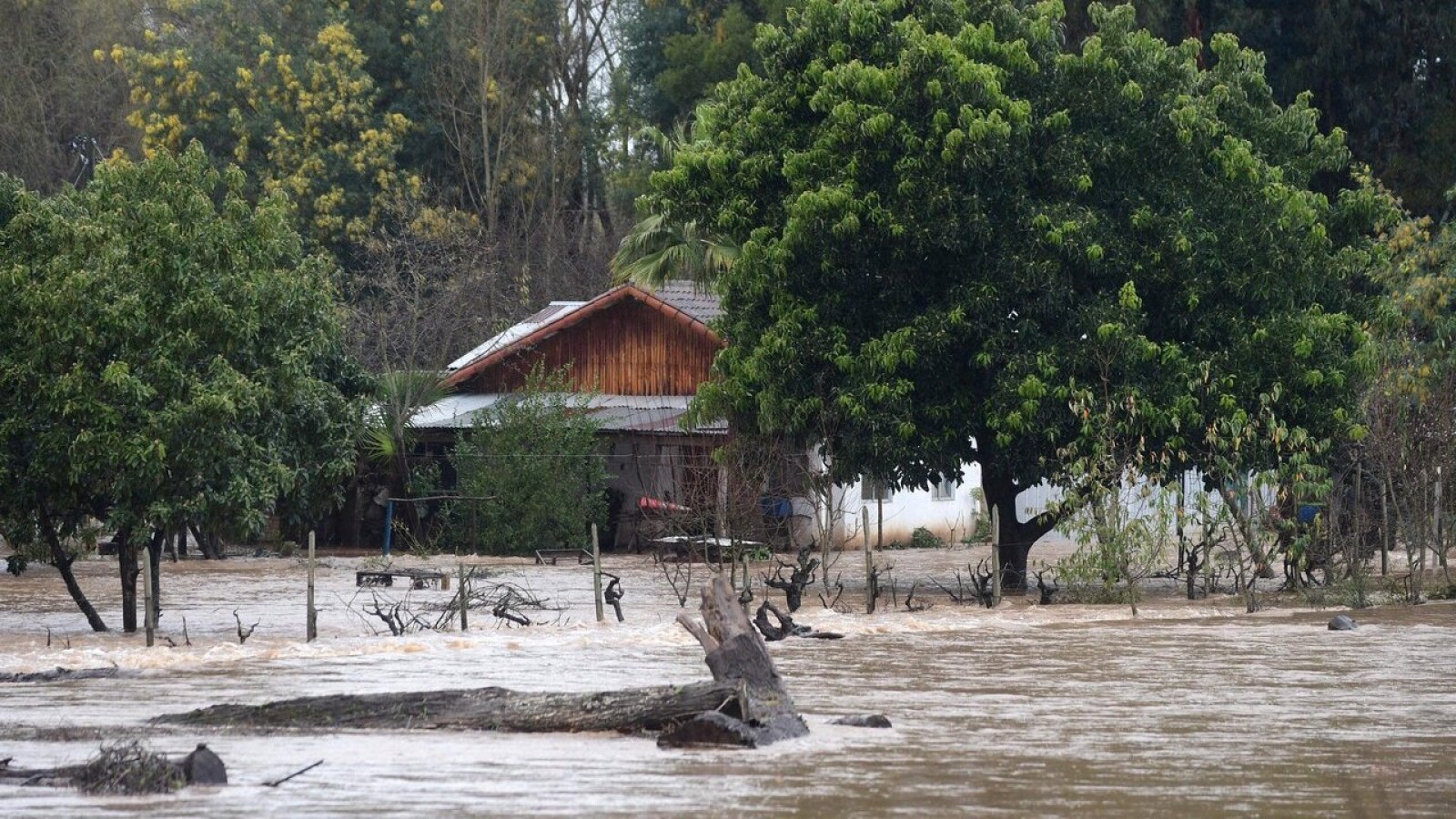 Inundación por sistema frontal. Bono afectados por lluvia.