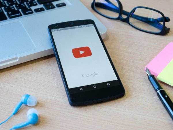 Youtube. Computador con la plataforma. Videoclips.