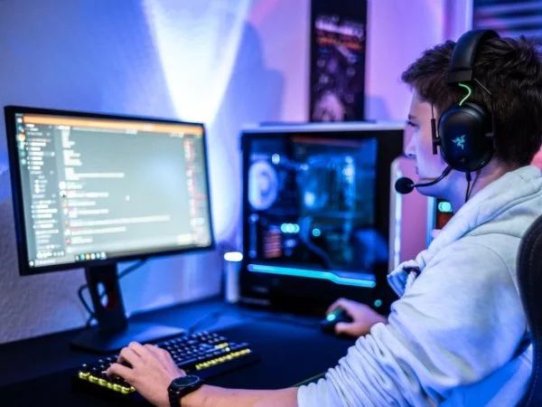 Joven utilizando Discord en un computador.