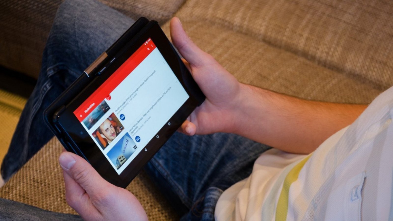 Youtube. Tablet con la plataforma. Videoclips.