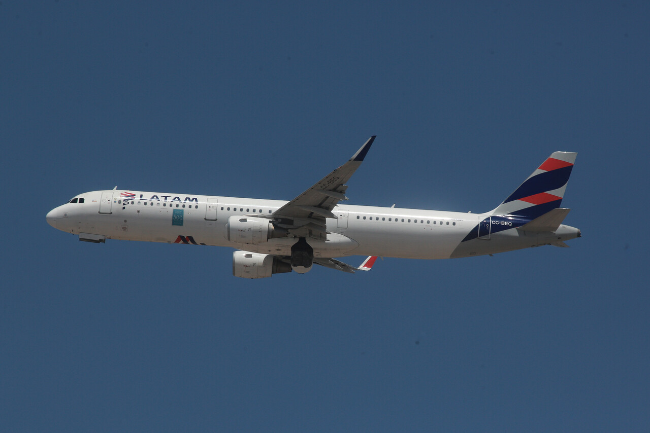 Avión de Latam Airlines. Ofertas Travel Sale.