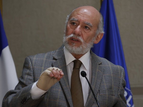 Senador Iván Flores (DC) en un punto de prensa