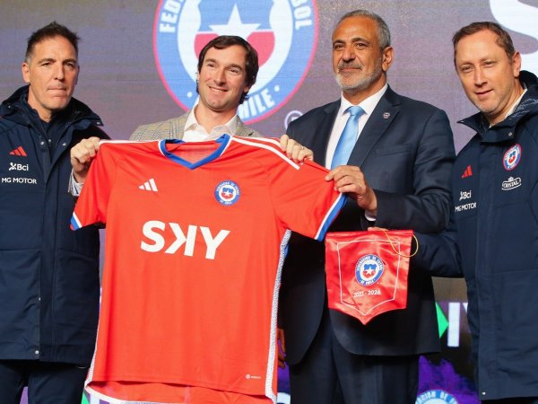 CEO de Sky Airlines con Pablo Milad y Eduardo Berizzo en la firma de auspicio para la Selección Chilena