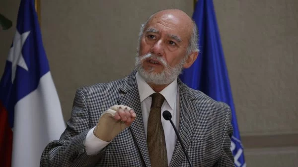 Senador Iván Flores (DC) en un punto de prensa