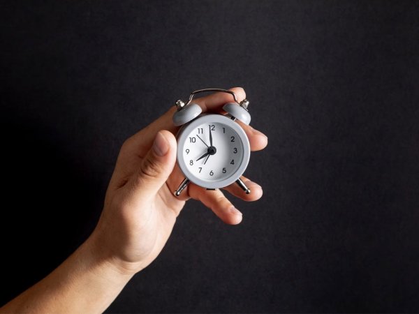 Mano sujetando reloj. Cambio de hora Chile 2023.