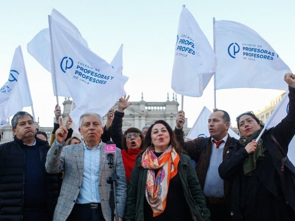 Colegio de Profesores inicia paro indefinido frente a La Moneda