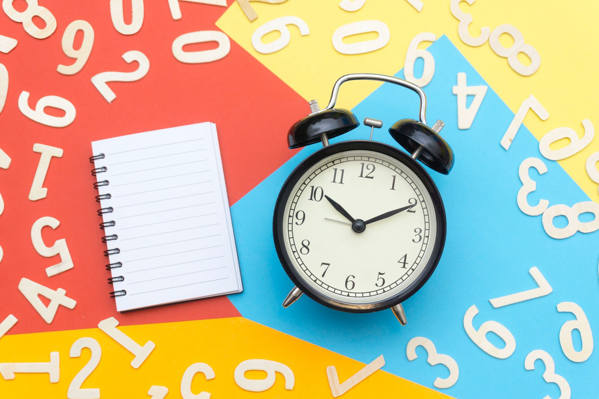 Cambio de hora. Reloj con libreta. 