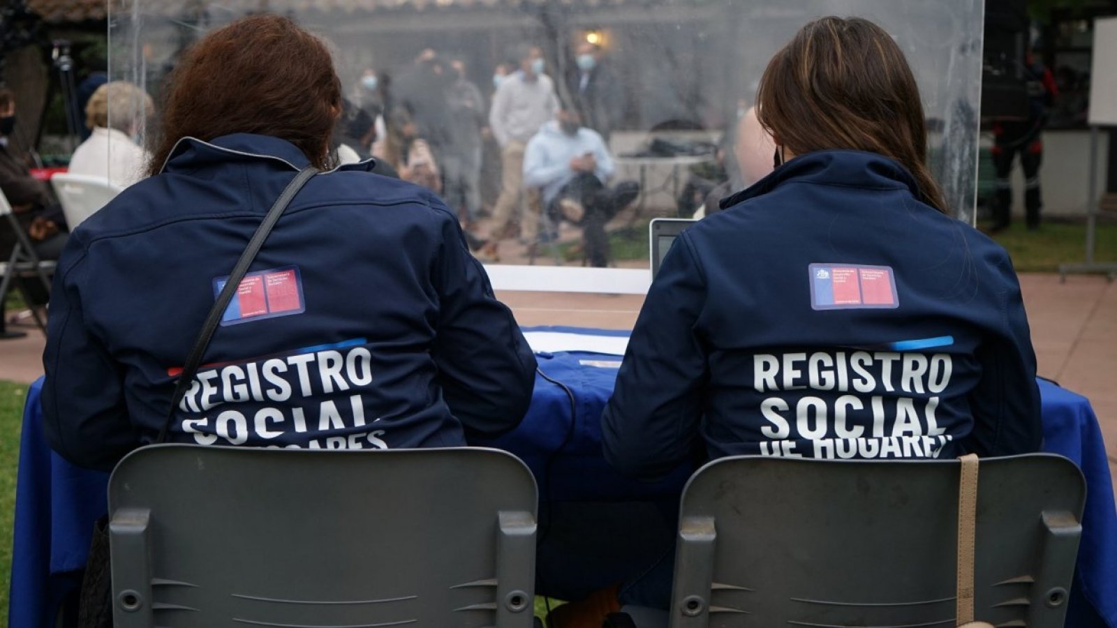 Registro Social de Hogares. Dos chicas con polerones sentadas.