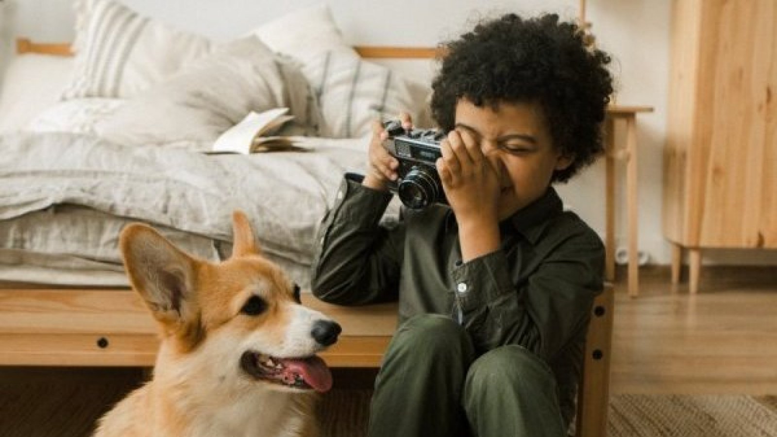 Frases para fotos. Niño tomando una foto de su perro.