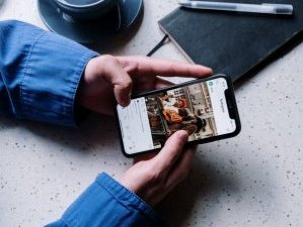 Instagram. Persona viendo un reel.