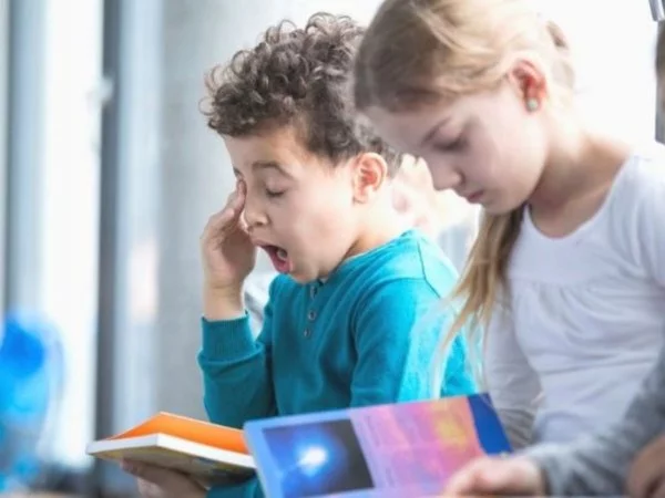 Niño con sueño por cambio de hora
