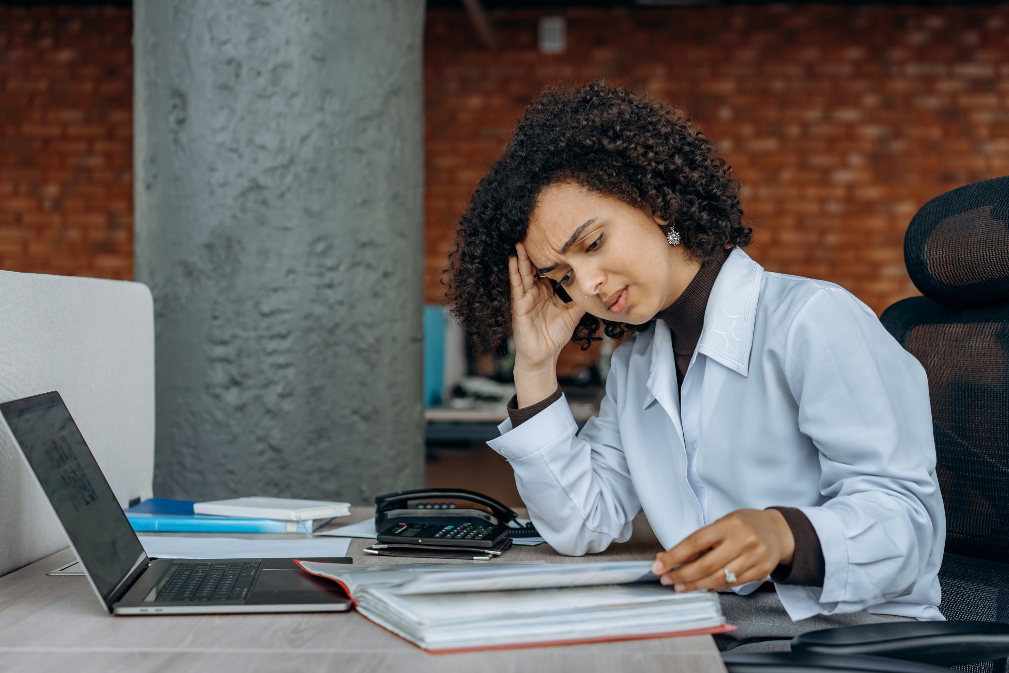 Cambio de hora. Mujer cansada en el trabajo. 