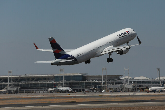 Vuelo de Latam despegando