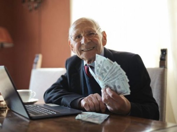 Sugar Daddy con dinero.