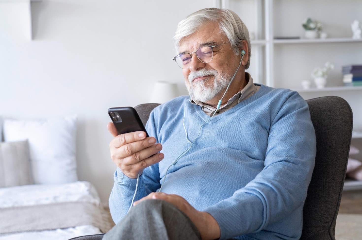 Abuelo viendo WhatsApp