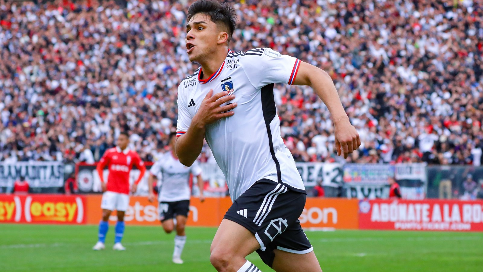 Damián Pizarro celebrando un gol por Colo Colo