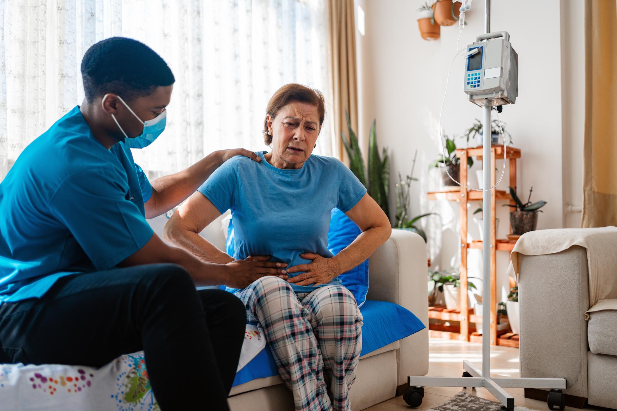 Paciente con dolor abdominal que se somete a un examen médico por enfermedad de cáncer de estómago