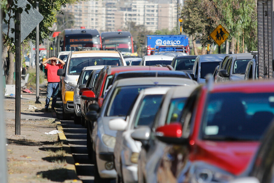 Autos en planta de revisión técnica