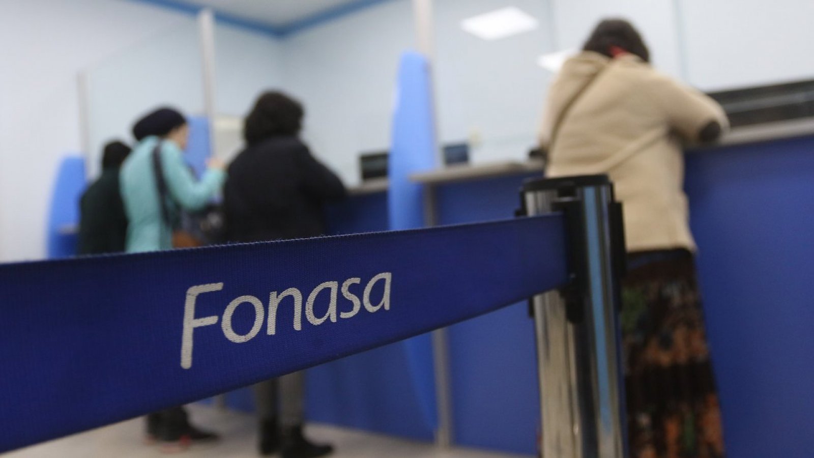 Fonasa. Oficina con personas.