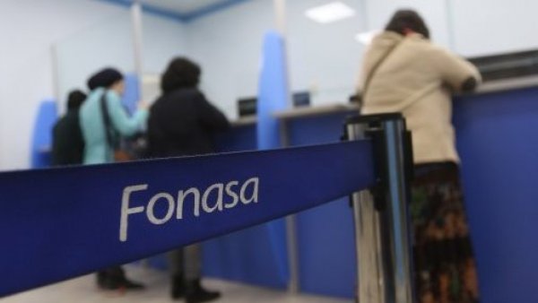 Fonasa. Oficina con personas.