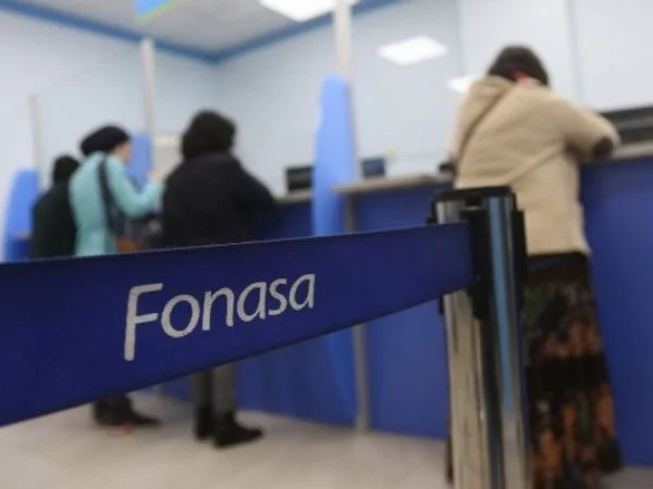 Fonasa. Oficina con personas.