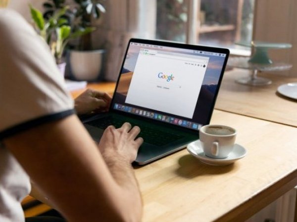 Google. Persona usando Google.