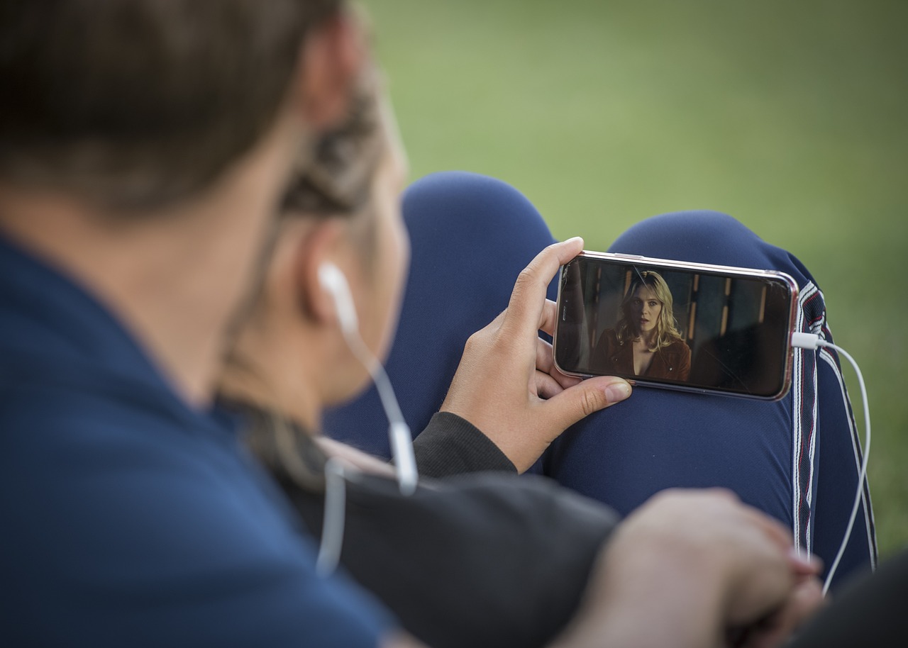 Youtube. Pareja viendo video. 