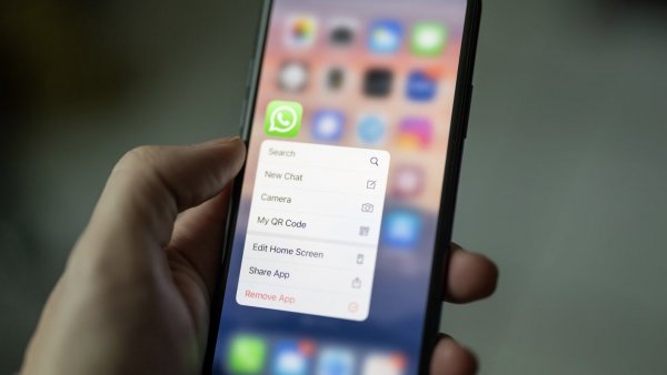 Teléfono con WhatsApp.