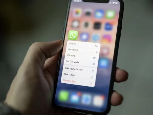 Teléfono con WhatsApp.