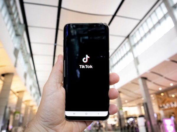 Teléfono con TikTok abierto. TikTok Shop