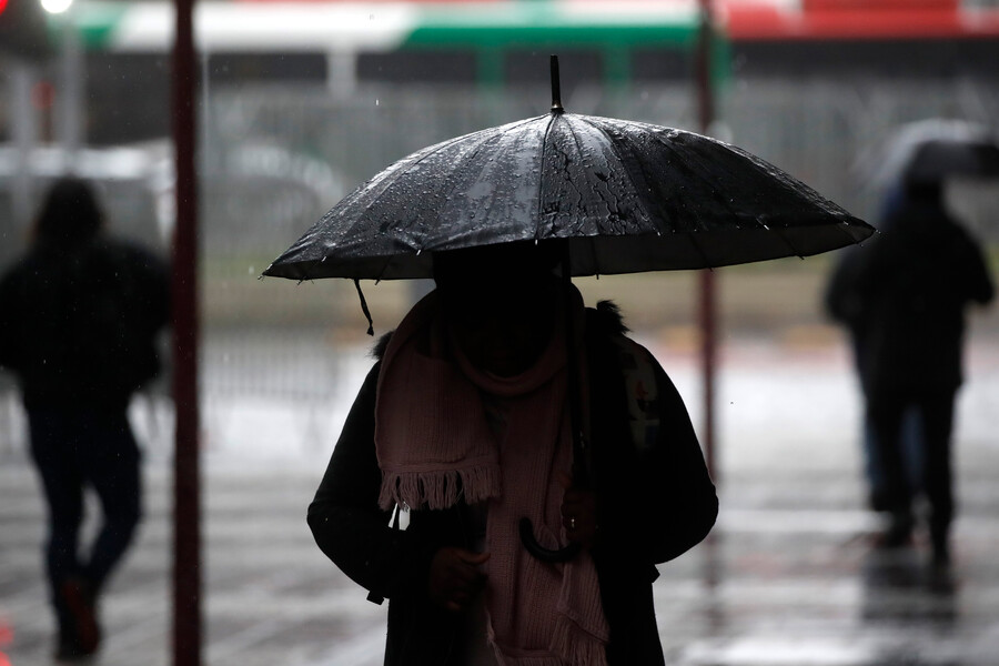 Persona bajo la lluvia