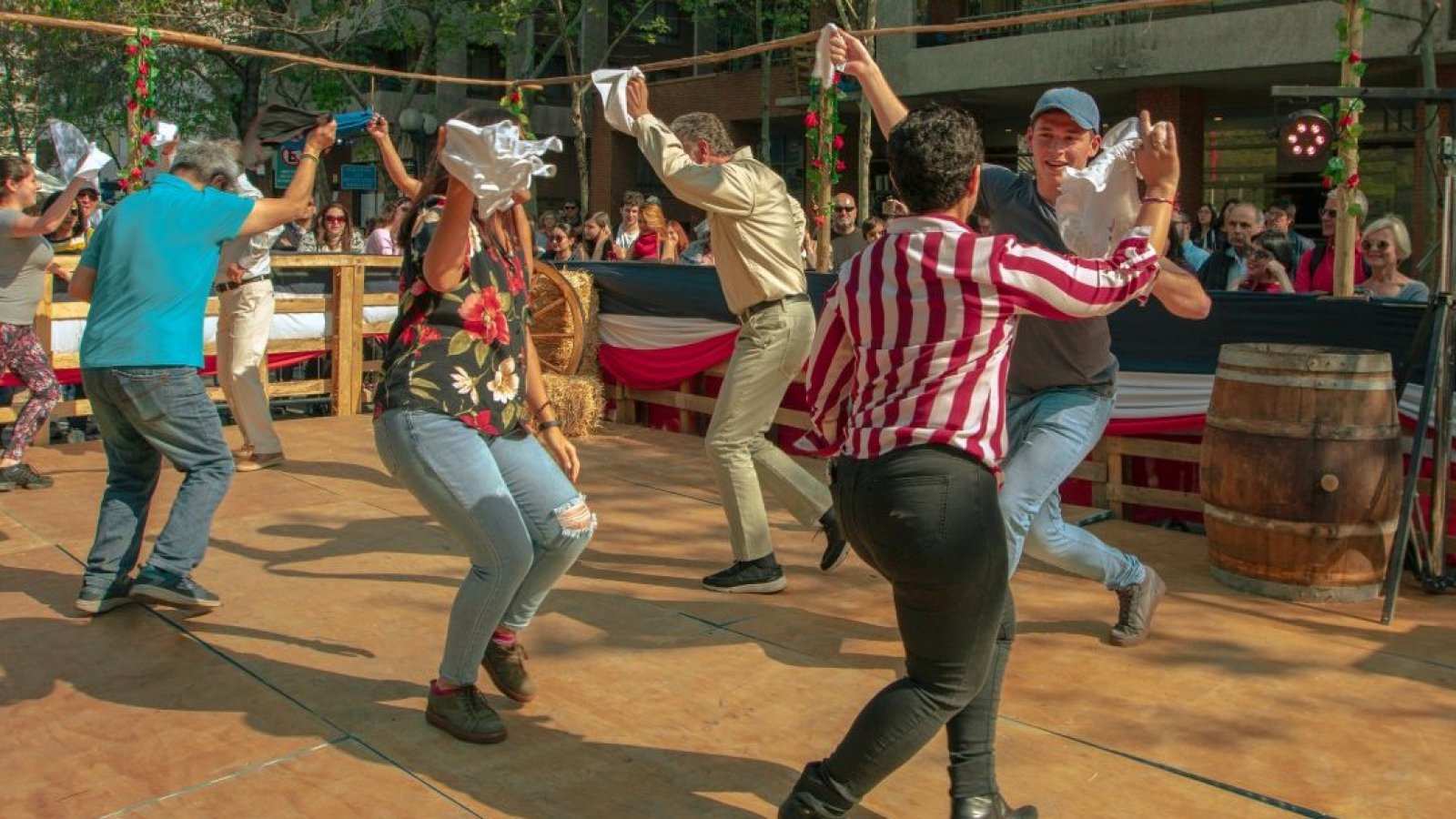 Fiestas Patrias. Baile típico.