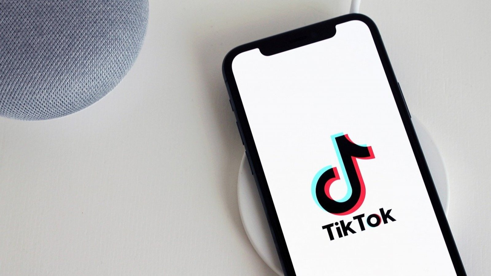 Tiktok. Celular con la app.