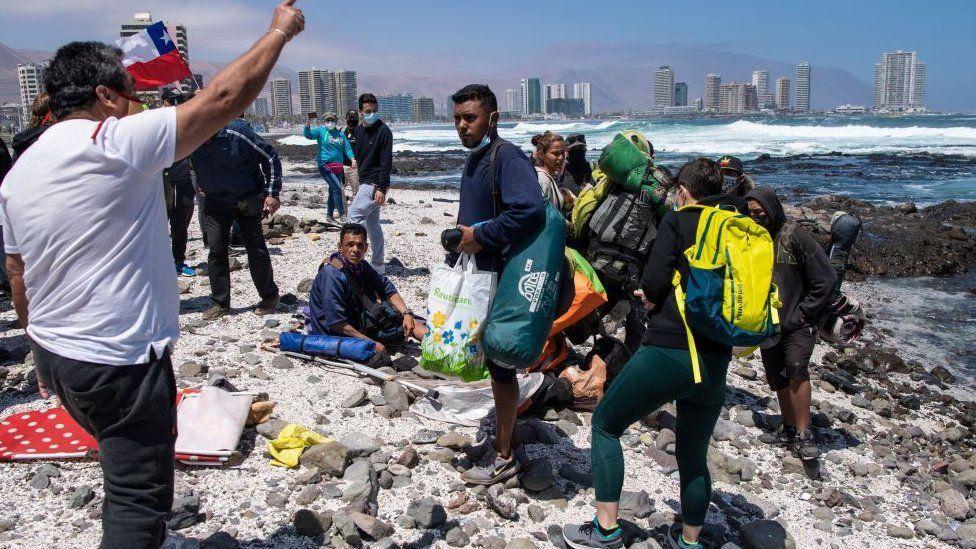 Migrantes venezolanos son asediados por manifestantes en Chile, en 2021