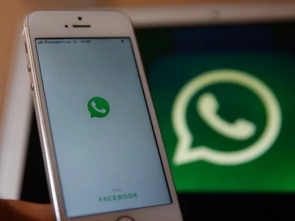 Imagen referencial de un celular con aplicación de WhatsApp.