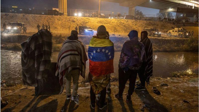 Migrantes venezolanos observan los operativos militares.