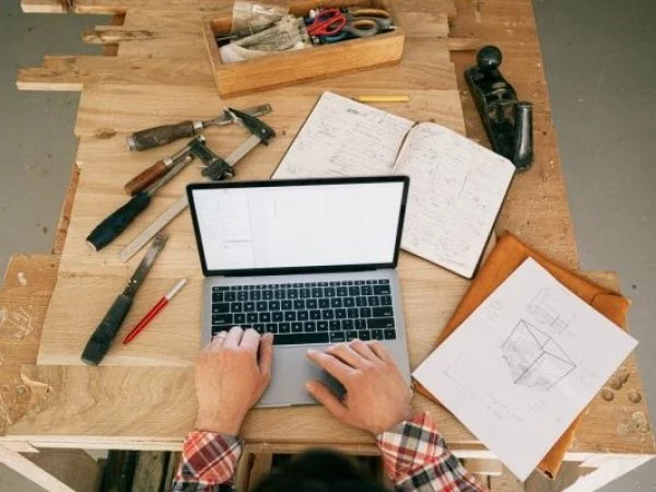 Empleos Públicos. Persona trabajando en una mesa de construcción.