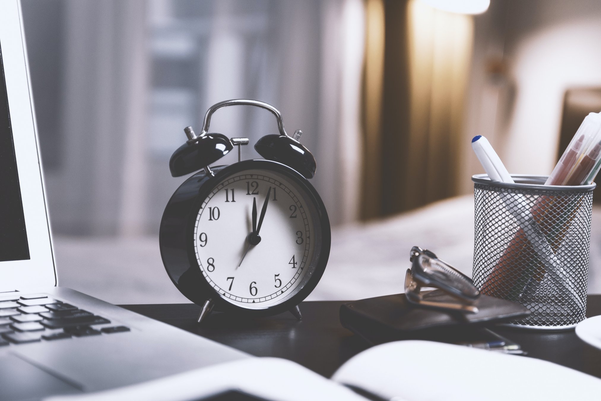 Cambio de hora. Escritorio con reloj. 