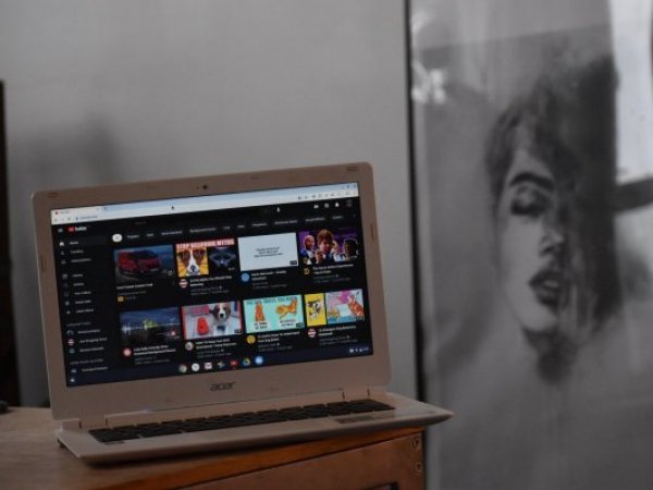 Youtube. Computador con videos.